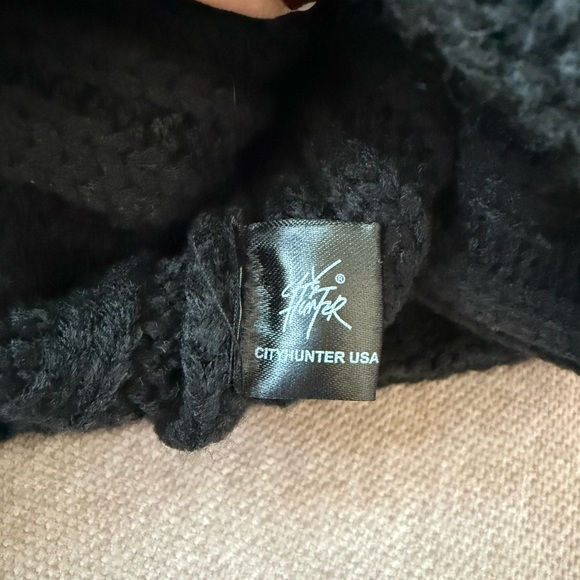 City Hunter Black Knit Hat with Red Lips and Racoon Fur Pom Pom - Picture 7 of 8